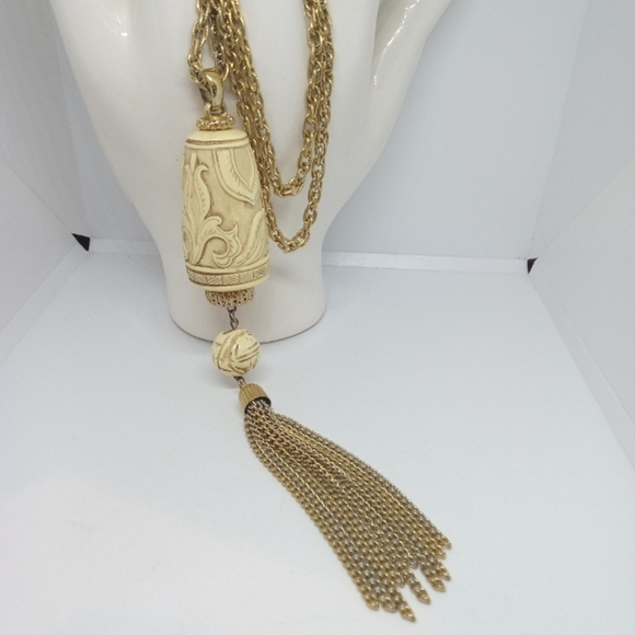 * vintage Crown Trifari Marco Polo carved lucite faux ivory gold tone necklace - Picture 7 of 7